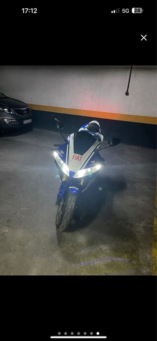 Yamaha R1 Azul y Blanca