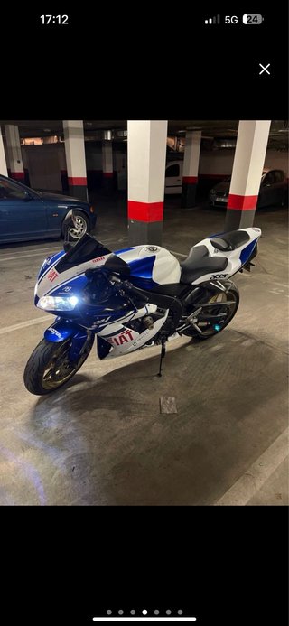 Yamaha R1 Azul y Blanca