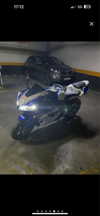 Yamaha R1 Azul y Blanca