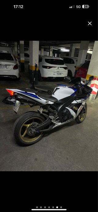 Yamaha R1 Azul y Blanca