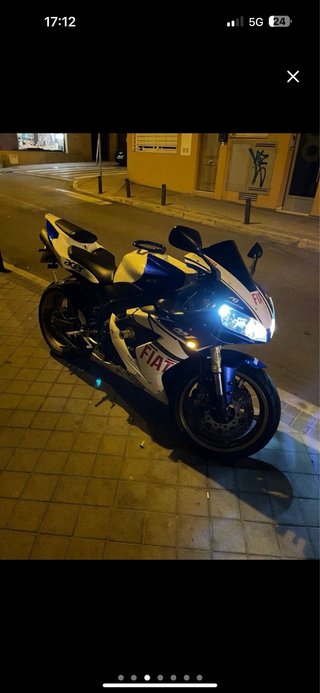 Yamaha R1 Azul y Blanca