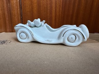 Figura porcelana coche