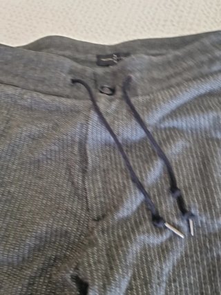 Pantalón jogger gris con rayas