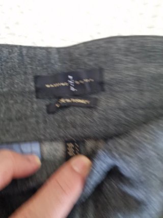 Pantalón jogger gris con rayas