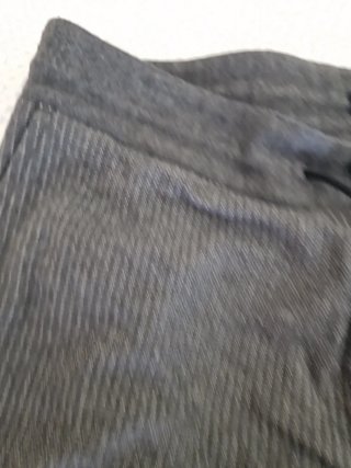 Pantalón jogger gris con rayas