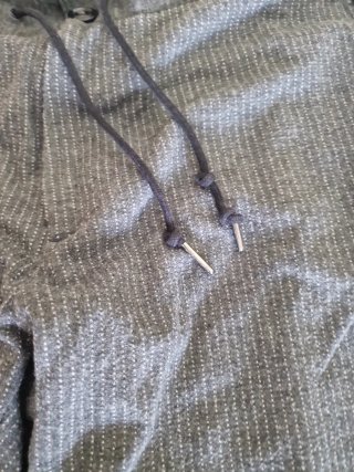 Pantalón jogger gris con rayas