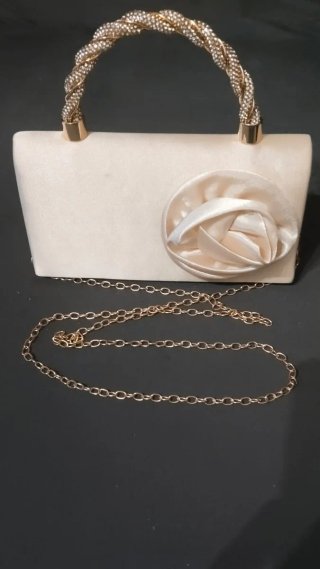 Bolso de fiesta beige con flor y pedrería