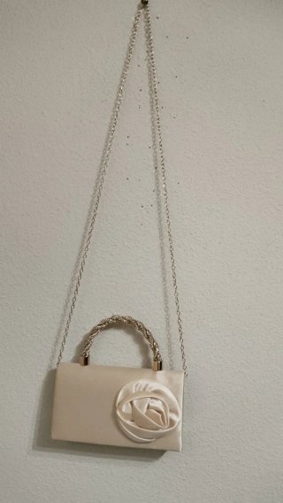 Bolso de fiesta beige con flor y pedrería