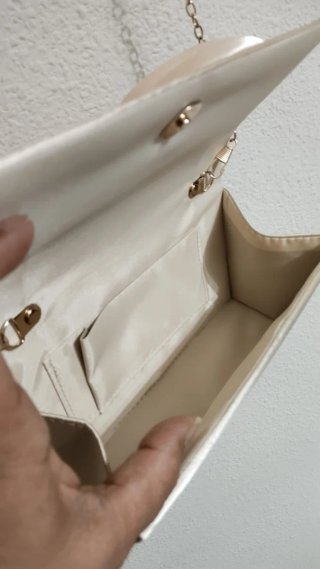 Bolso de fiesta beige con flor y pedrería