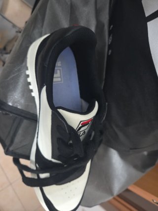 Scarpe Fila nere e bianche come nuove