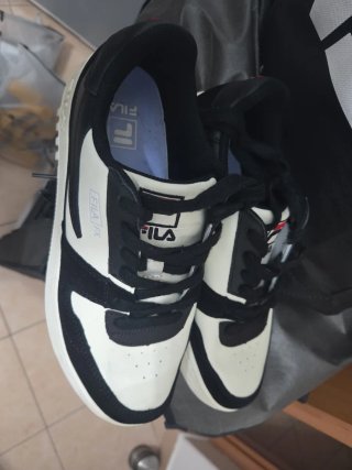 Scarpe Fila nere e bianche come nuove