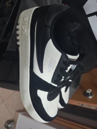 Scarpe Fila nere e bianche come nuove