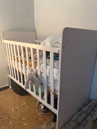 Cuna de bebé blanca con osito