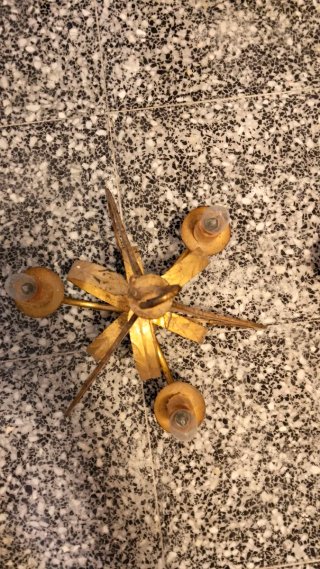 Dos Lámparas de forja dorada con acabado en dorado