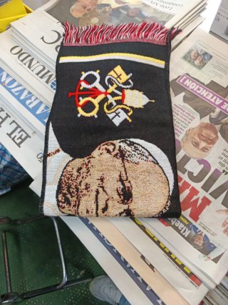 Bufanda con escudo papal