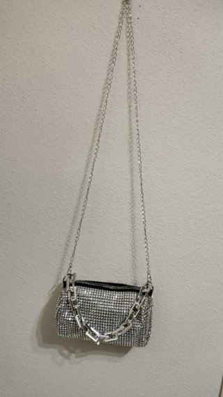 Bolso plateado pequeño con cadena