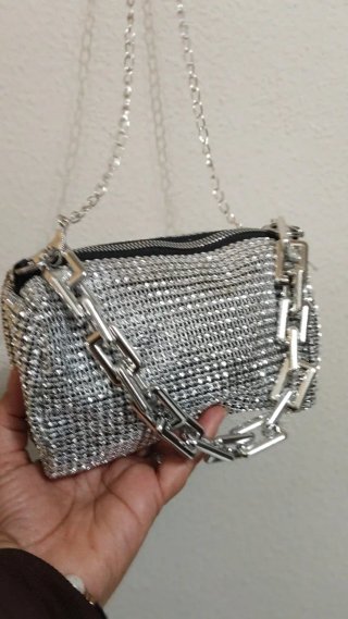 Bolso plateado pequeño con cadena