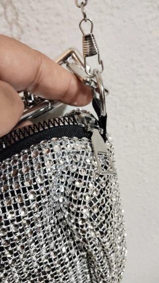 Bolso plateado pequeño con cadena
