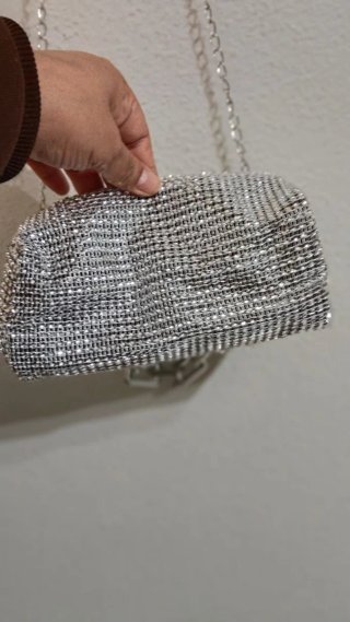 Bolso plateado pequeño con cadena