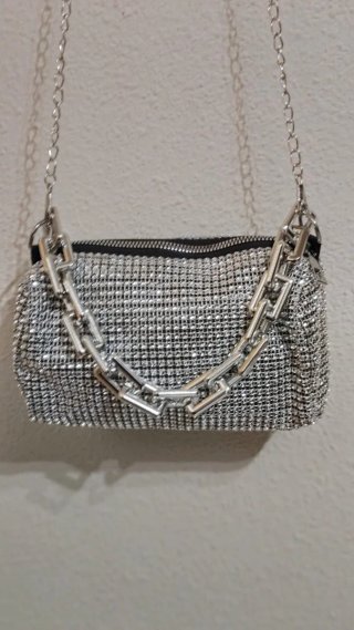 Bolso plateado pequeño con cadena