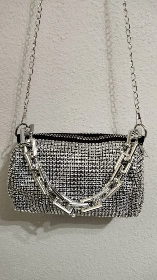 Bolso plateado pequeño con cadena