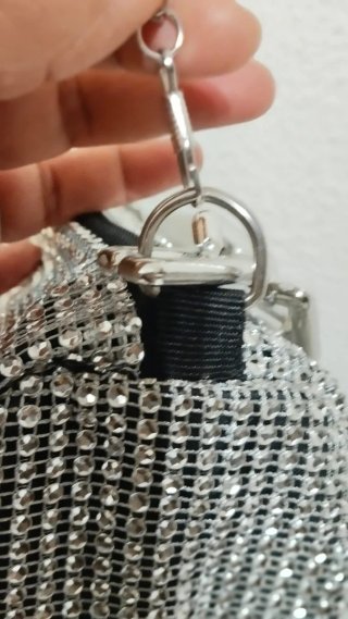 Bolso plateado pequeño con cadena