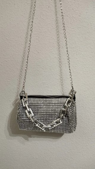 Bolso plateado pequeño con cadena