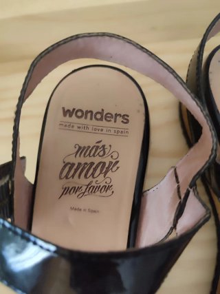 Sandalias Wonder Plataforma Negro Brillo