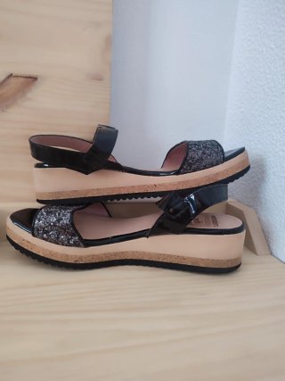 Sandalias Wonder Plataforma Negro Brillo