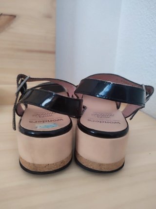 Sandalias Wonder Plataforma Negro Brillo