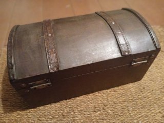 Caja de madera estilo baúl