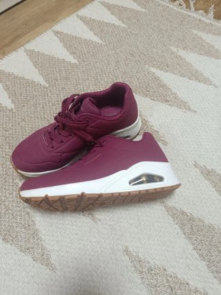 Zapatillas Skechers ,burdeos granate