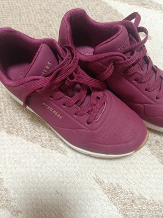 Zapatillas Skechers ,burdeos granate