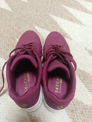 Zapatillas Skechers ,burdeos granate