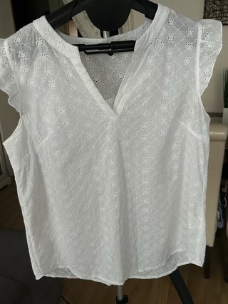 Blusa blanca bordada con volantes