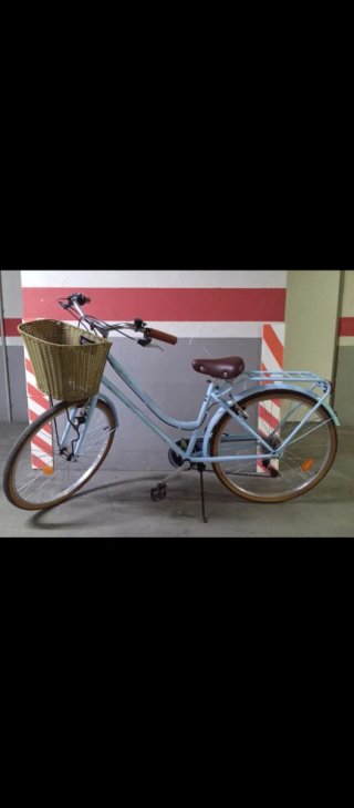 Bicicleta urbana azul con cesta