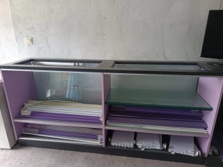 Mostrador de tienda negro y morado con cristal