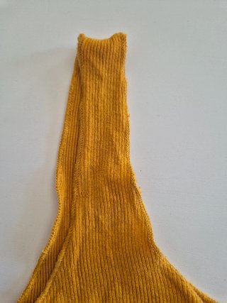 Top amarillo/mostaza de canalé con botones