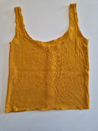 Top amarillo/mostaza de canalé con botones