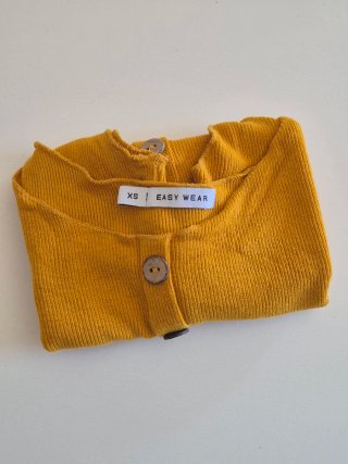 Top amarillo/mostaza de canalé con botones