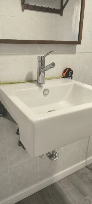 Accesorios Baño: Pila, Espejo y Estantes Madera