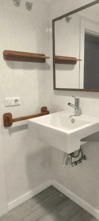 Accesorios Baño: Pila, Espejo y Estantes Madera