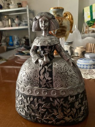 Figura de resina con acabado plateado Menina