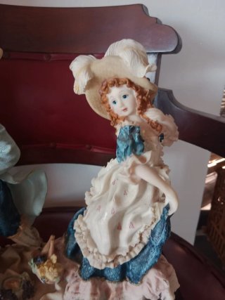 Scultura coppia in abito d'epoca