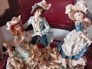 Scultura coppia in abito d'epoca