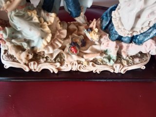 Scultura coppia in abito d'epoca
