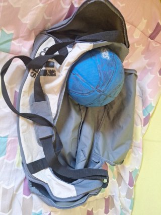 Mochila deportiva Adidas grande gris y blanca