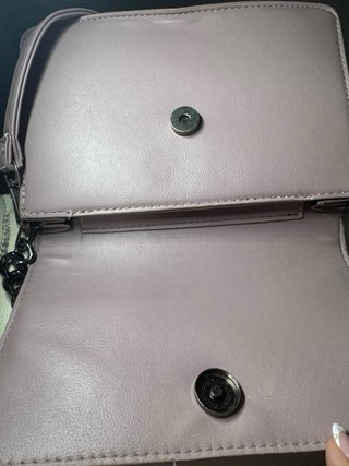 Bolso lila con cadena