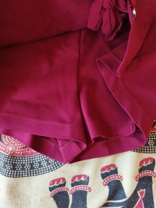 Falda pantalón con cordones. Color granate.