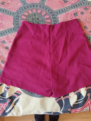 Falda pantalón con cordones. Color granate.